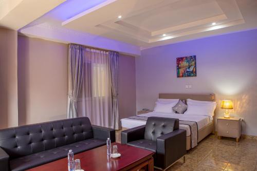 坎帕拉Bukandula Hotel的酒店客房,配有床和沙发