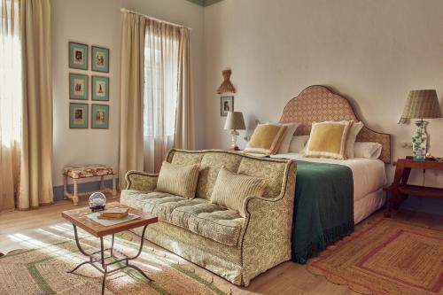 马翁Cristine Bedfor的一间卧室配有一张床和一张沙发