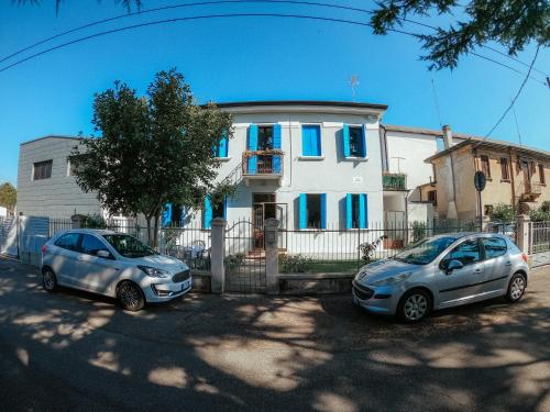 帕多瓦Mirella's House的两辆汽车停在房子前面