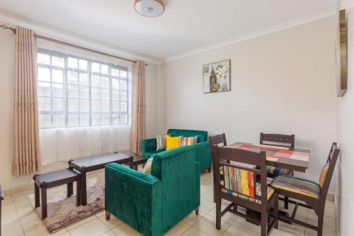 埃尔多雷特Fully furnished 1-bedroom Apartment in Eldoret的客厅配有绿色沙发和桌子