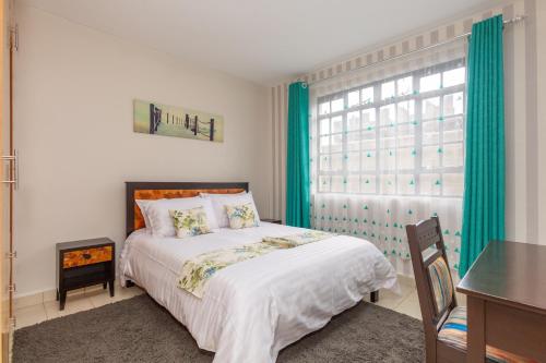 埃尔多雷特Fully furnished 1-bedroom Apartment in Eldoret的一间卧室配有一张带绿色窗帘的床和窗户。