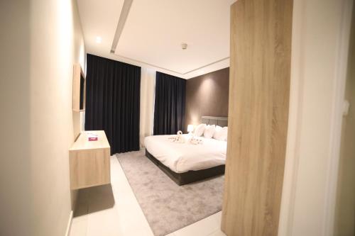 安曼فندق صحارى الخليج Sahara Gulf Hotel Apartments的一间卧室配有一张床,另一间卧室配有镜子