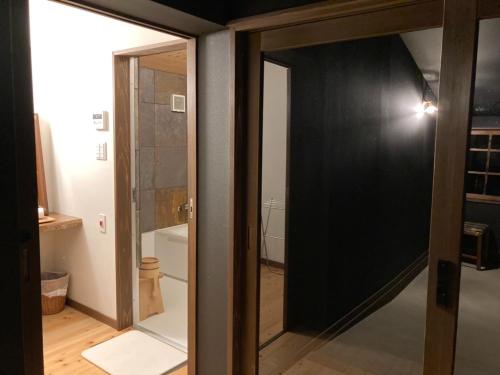 Taragivilla YUUNOBI - Vacation STAY 78559v的浴室设有通往卫生间的玻璃门
