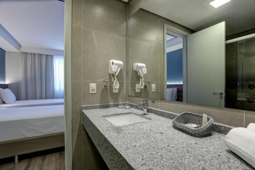 Comfort Hotel Guarulhos Aeroporto的一间浴室