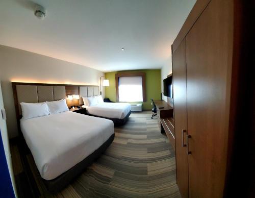 威尔斯Holiday Inn Express - Wells-Ogunquit-Kennebunk, an IHG Hotel的酒店客房设有两张床和电视。