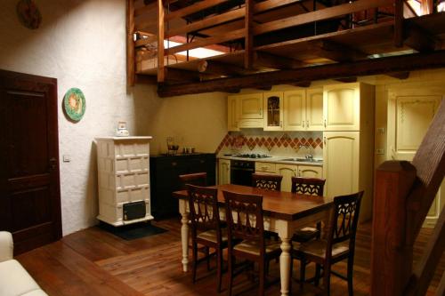 滕诺瓦萨约公寓的厨房配有桌椅和冰箱。