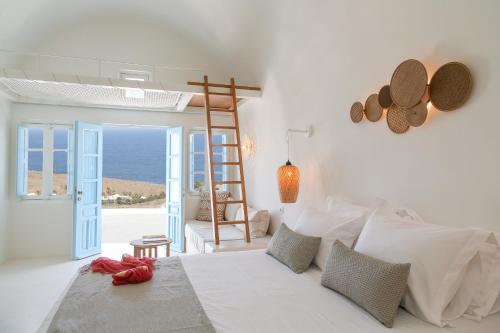 VourvoúlosSunSea Living Suites的一间卧室配有一张床,享有海景