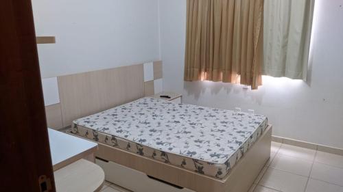 热河市Águas da Serra Apart Hotel的一间小卧室,卧室内配有一张床铺
