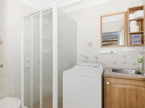 安特兰斯维瑞纳大街度假屋的一间带水槽和洗衣机的浴室