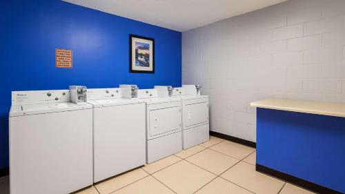 格林维尔贝斯特韦斯特格林维尔机场酒店的浴室设有4个水槽和蓝色的墙壁