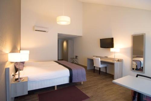 爱德华Best Western Plus Hotel Restaurant Aduard的酒店客房配有一张床、一张书桌和一台电视。