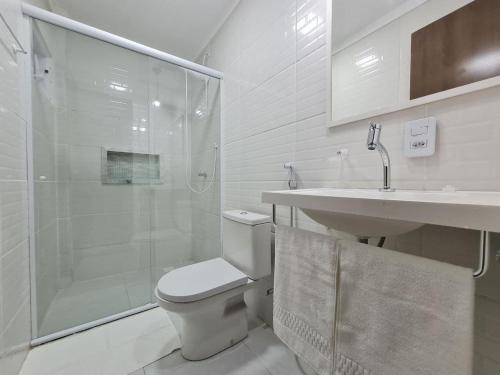 巴纳伊巴Hotel Aveiro的带淋浴、卫生间和盥洗盆的浴室