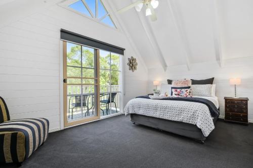 特拉拉尔根Creek Cottage Bed and Breakfast Traralgon的白色的客房设有床和窗户。