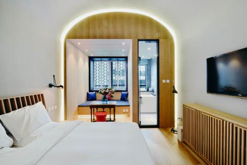 北京7Shang酒店的一间卧室配有一张床,浴室设有水槽