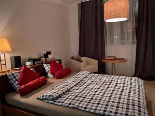 布拉格Harfa Apartment 30的一间卧室配有一张带红色枕头的床