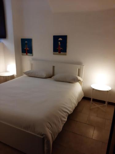亚历山德里亚Appartamento A.D.的墙上有两张照片的房间的一张床位