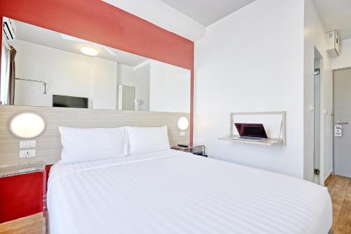 芭东海滩Red Planet Phuket Patong - SHA Extra Plus的卧室配有一张白色大床和镜子