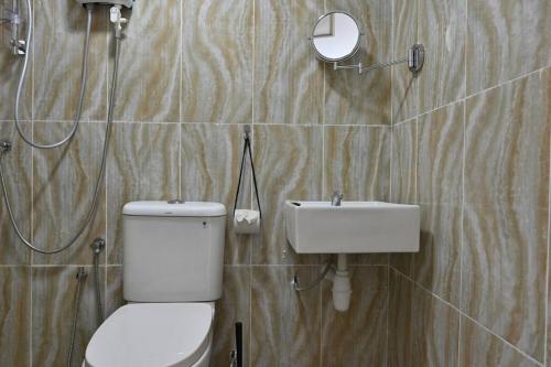 瓜埠Full Moon Apartment (月满公寓）网红 airbnb的一间带卫生间和水槽的浴室