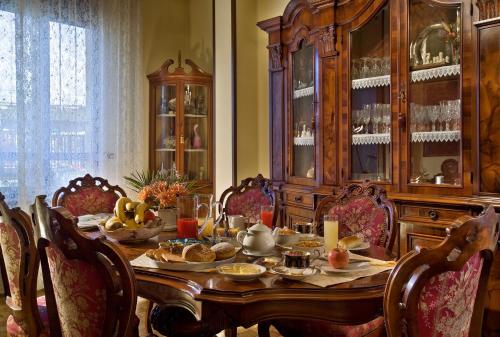 帕多瓦奥托斯拉达酒店的用餐室配有餐桌和食物