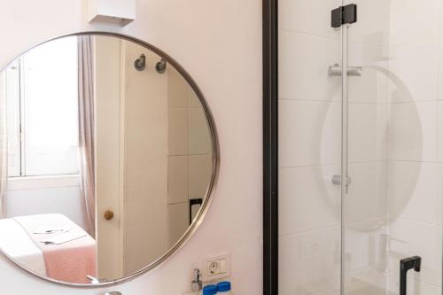 圣克鲁斯-德特内里费Mapango Small Rooms的一间带镜子和淋浴的浴室
