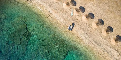 诺维格勒伊斯特拉Sirena Mobile Homes的享有海滩上方岩石和船只的景色