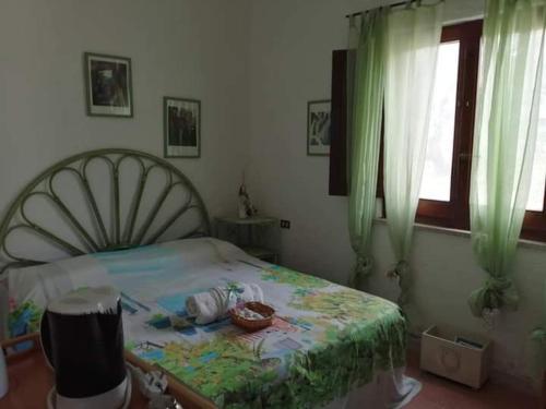 圣特雷莎加卢拉Azienda Agricola Li Nalboni的儿童躺在卧室的床上