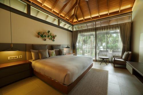 哈夫洛克岛Tilar Siro Andamans - CGH Earth的一间带大床的卧室和一间客厅