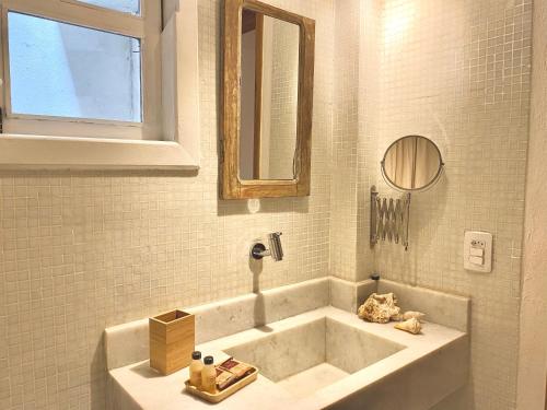 萨尔瓦多Casa Versace Salvador - Colonial House的白色的浴室设有浴缸和镜子