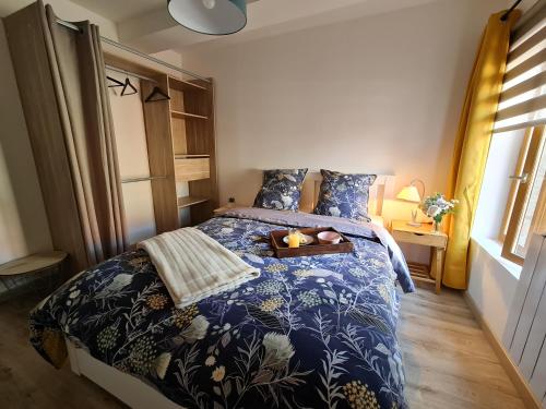 CarvinFabrice et Frédérique的一间卧室配有一张带蓝色棉被的床