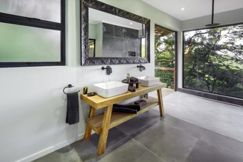 赫卢赫卢韦Sungulwane Private Game Lodge的浴室设有2个水槽和镜子