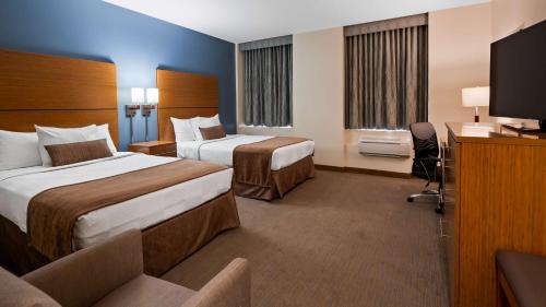 费城费城贝斯特韦斯特优质会议中心酒店的酒店客房设有两张床和一台平面电视。