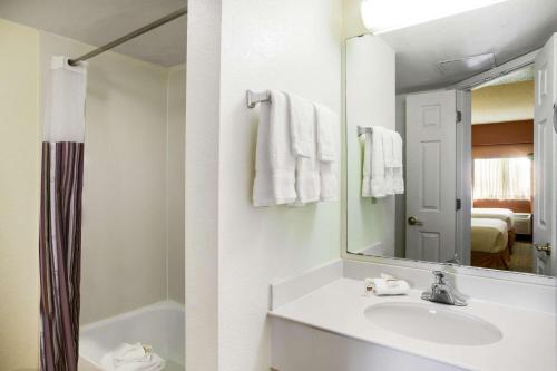 奥斯汀国会大厦/市中心拉金塔旅馆及套房 的一间浴室