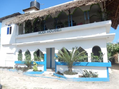 江比阿Mudi House的坐落在酒店前方的海滩上