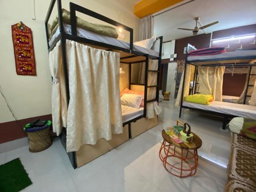 SheoganjJawai Bagpackers Hostel的客房设有两张双层床和一张桌子。