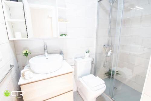圣地亚哥－德孔波斯特拉Apartamento Nuevo en Zona Norte的浴室配有卫生间、盥洗盆和淋浴。