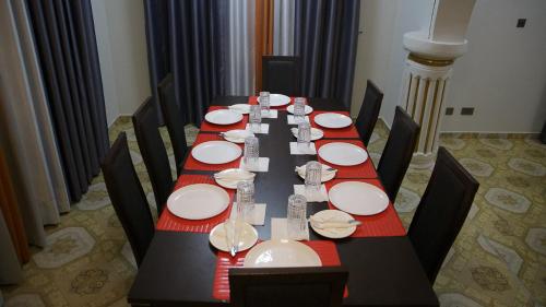 海岸角Veke Executive Lodge & Event Center的长桌,带白板和红色餐巾