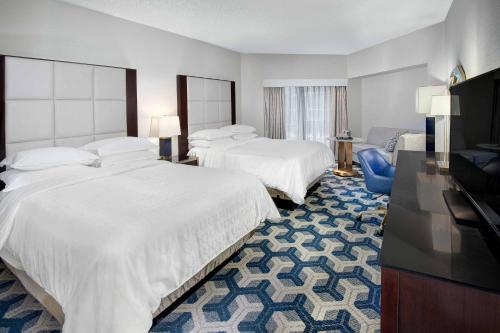 伊顿敦喜来登伊顿镇酒店的酒店客房设有两张床和一台平面电视。
