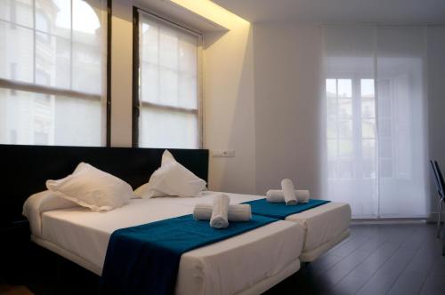 圣塞瓦斯蒂安罗尔迪亚旅馆的一间卧室配有两张带毛巾的床