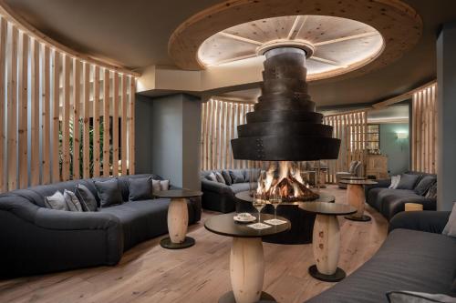 达沃斯Precise Tale Seehof Davos的带沙发和壁炉的客厅
