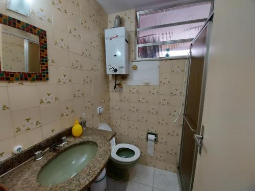 里约热内卢Quarto tranquilo e familiar no leblon - Quiet family room in leblon的一间带水槽和卫生间的浴室