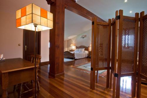 Anzuola伊瓦雷农舍酒店的客厅设有带沙发和桌子的房间