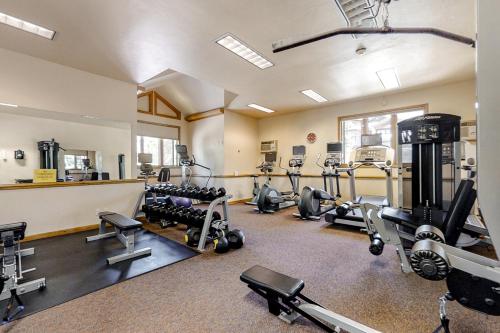 Trappeurs Lodge的健身中心和/或健身设施