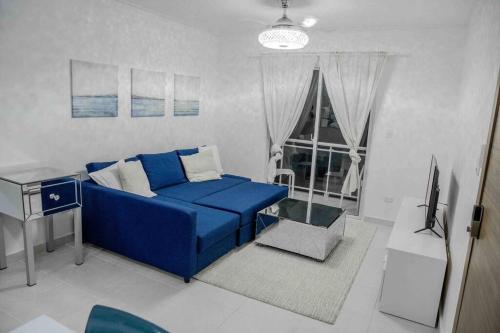 Lovely condo 10 minutes from airport 15 from beach的休息区