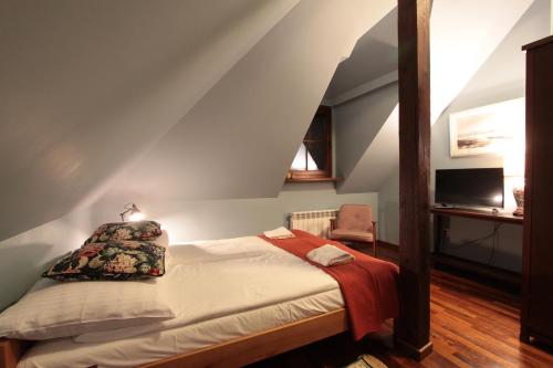 卡齐米日-多尔尼Pokoje Galeria Brama的阁楼卧室配有一张床