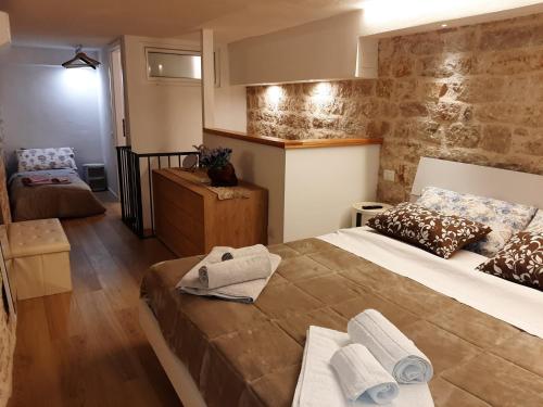 古比奥Appartamento Gattapone 9的一间卧室配有一张大床和毛巾