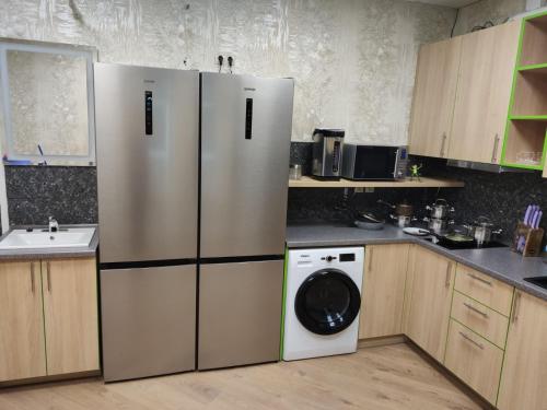 基辅STAR CITY Hostel的厨房配有冰箱和洗衣机。