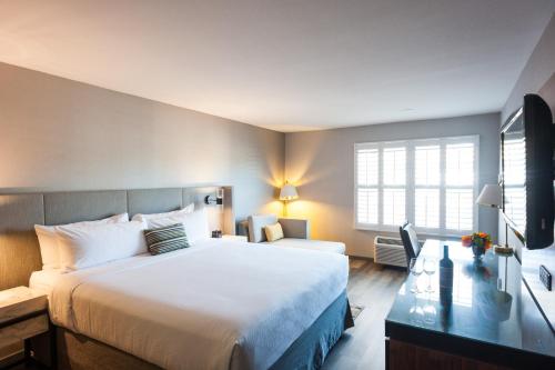 纳帕纳帕谷靛蓝酒店的酒店客房设有一张大床和一张书桌。