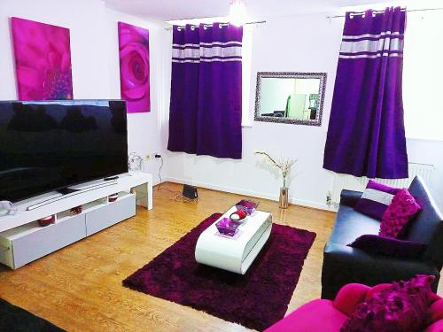 COSY DOUBLE ROOM CLOSE TO UNIVERSITY OF BRADFORD AND CITY CENTRE的电视和/或娱乐中心