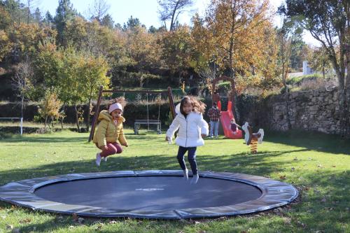 福尔努什迪阿尔戈德里什Encosta do Sobreiro - Serra da Estrela的两个女孩子在蹦床上跳