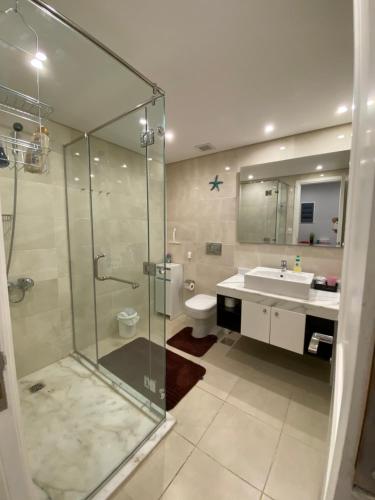 赫尔格达Tawaya Sahl Hasheesh的带淋浴、卫生间和盥洗盆的浴室